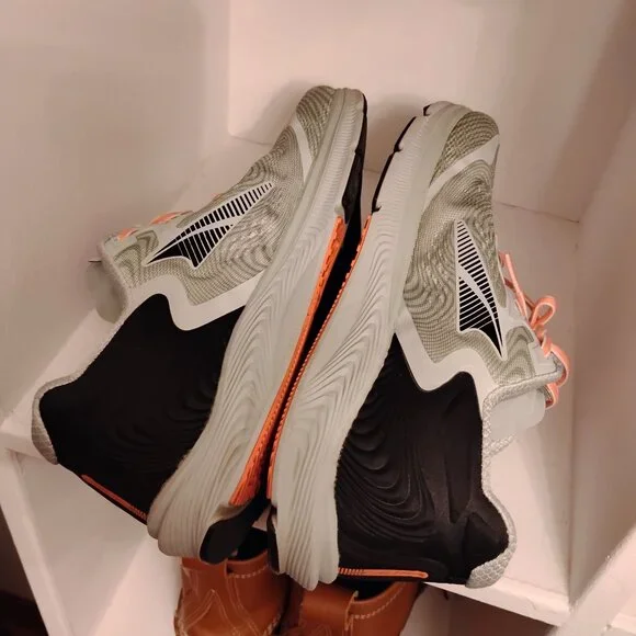 EUC Altra Torin 5-Greyish-Green and Coral - Picture 5 of 8